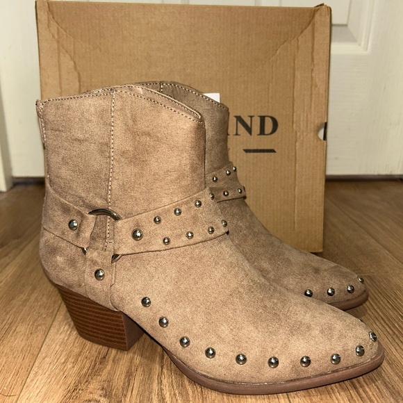 Shoes - Portland Women's Tan Arizona Ankle Boots‎ Size 7 New In Box